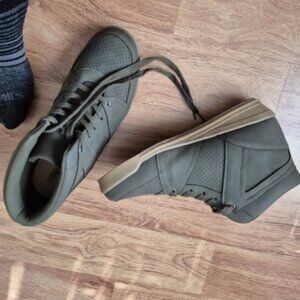 Women's High-Top Sneakers in Olive Green, 8W, Worn once